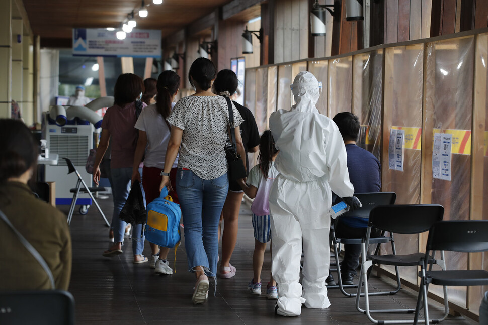 1일 오전 서울 송파구보건소에 마련된 코로나19 선별검사소를 찾은 시민들이 검사를 받기 위해 줄을 서 대기하다 이동하고 있다. 이정아 기자 leej@hani.co.kr