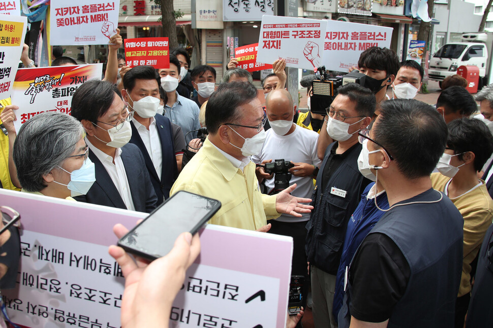 김부겸 국무총리가 2일 오전 정은경 질병관리청장과 함께 코로나19 재확산 시기에 집회 자제를 요청하기 위해 서울 중구 민주노총을 찾아 양경수 민주노총 위원장과의 면담하려 했지만, 민주노총 조합원들에게 막혀 면담에 실패했다. 연합뉴스