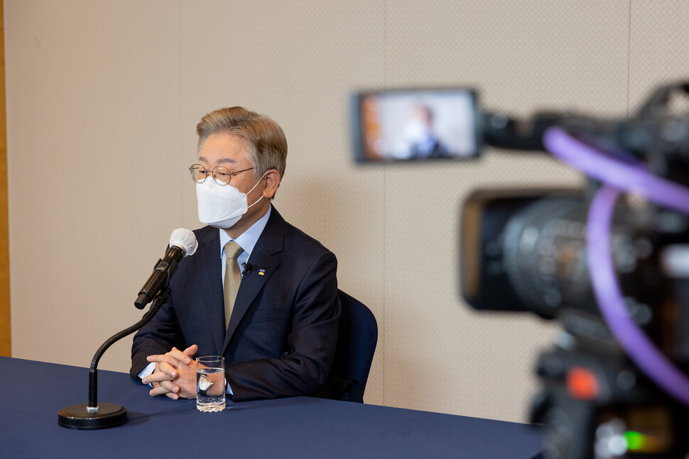 더불어민주당 대선 예비후보인 이재명 경기도지사가 2일 오전 전남에서 온라인 회의 프로그램인 ‘줌'을 이용해 기자간담회를 하고 있다. 연합뉴스