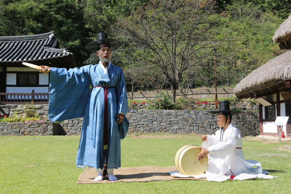 박성환 명창이 공연을 앞두고 서용석 고수와 함께 중고제 판소리 연습을 하고 있다. 박성환 명창 제공