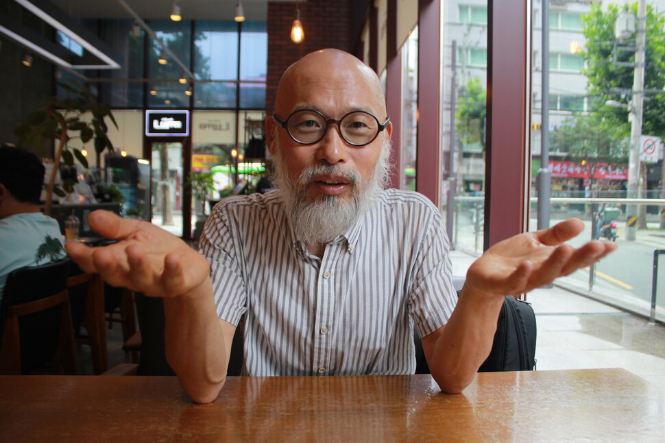 박성환 명창이 11일 오후 서울 관악구의 한 카페에서 중고제 판소리를 설명하고 있다. 정혁준 기자