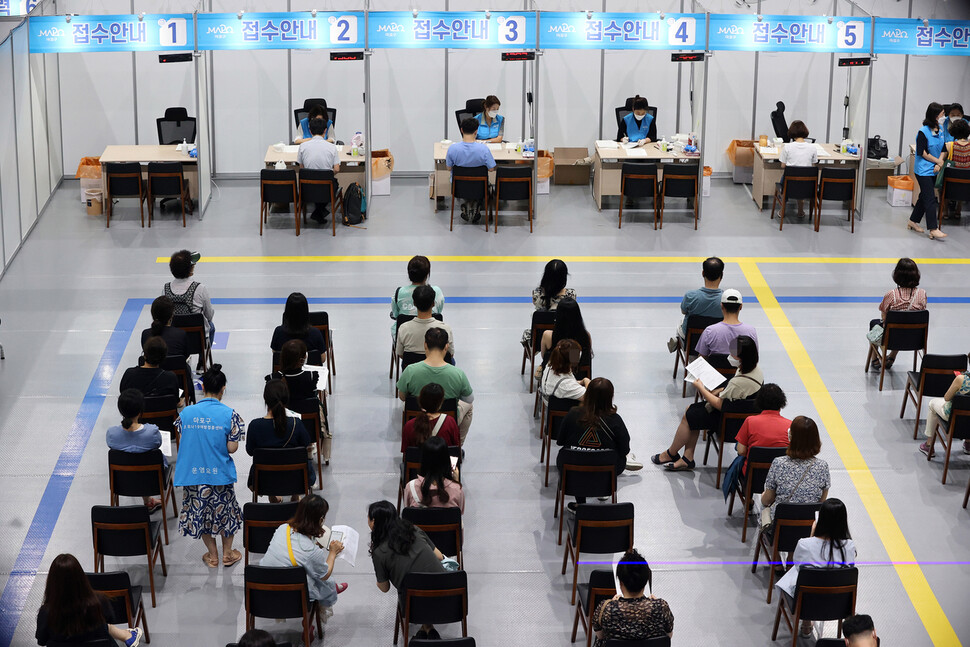 14일 오전 서울 마포구 예방접종센터에서 시민들이 백신 접종을 위해 대기하고 있다. 연합뉴스