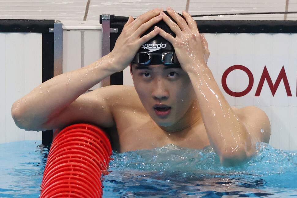 황선우가 27일 일본 도쿄 아쿠아틱스센터에서 열린 도쿄 올림픽 수영 남자 자유형 200m 결승전에서 레이스를 마친 뒤 기록을 확인하고 있다. 도쿄/연합뉴스