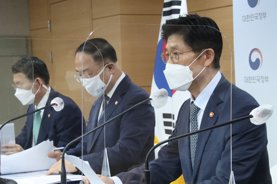 노형욱 국토교통부 장관이 28일 정부서울청사 브리핑실에서 부동산 관계부처 합동브리핑을 하고 있다. 왼쪽부터 은성수 금융위원장, 홍남기 경제부총리 겸 기재부 장관, 노형욱 장관. &lt;연합뉴스&gt;