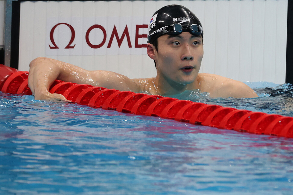 28일 일본 아쿠아틱스 센터에서 열린 도쿄올림픽 남자 100m 자유형 준결승. 3번 레인의 황선우가 터치패드를 찍은 뒤 기록을 확인하고 있다. 황선우는 아시아신기록을 세우고 한국 선수로는 처음으로 이 종목 올림픽 결승에 올랐다. 2021.7.28