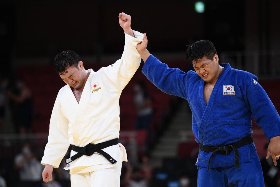 조구함이 29일 결승전에서 패한 뒤 자신을 이긴 일본의 에런 울프의 손을 들어올리며 승리를 축하해주고 있다. 도쿄/AFP 연합뉴스