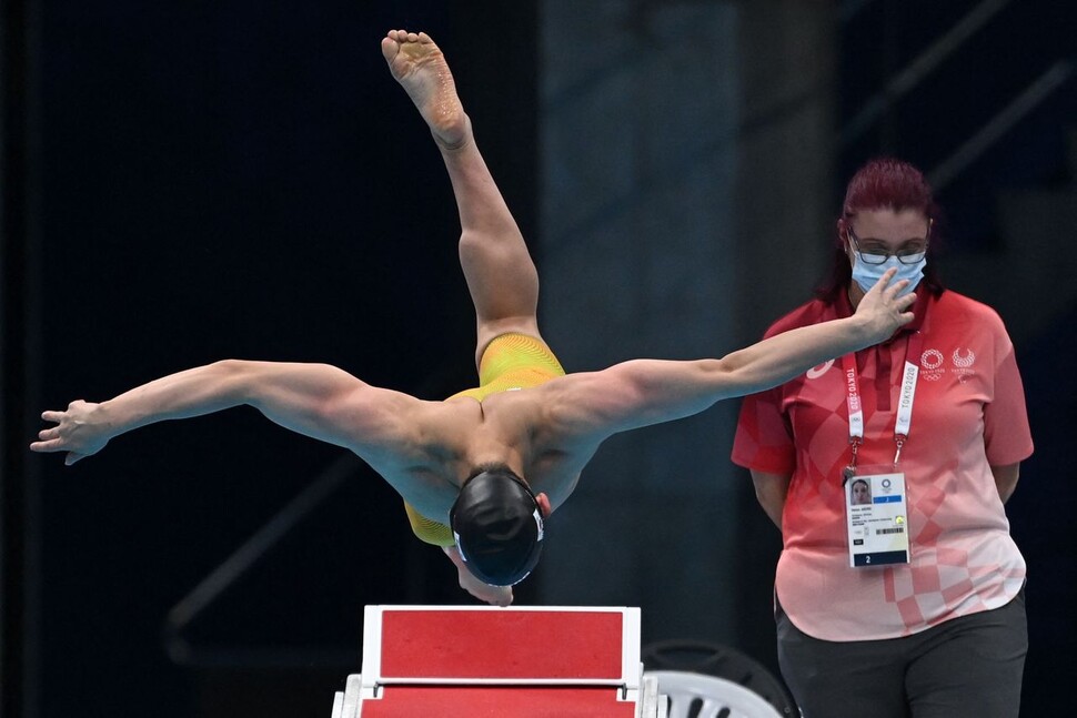 29일 한국의 문승우가 수영 남자 100m 접영 경기에서 힘차게 출발하고 있다. 도쿄/AFP 연합뉴스