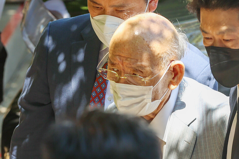 전두환 전 대통령이 9일 오후 사자명예훼손사건 항소심 재판에 출석하기 위해 광주지방법원에 입장하고 있다. 연합뉴스