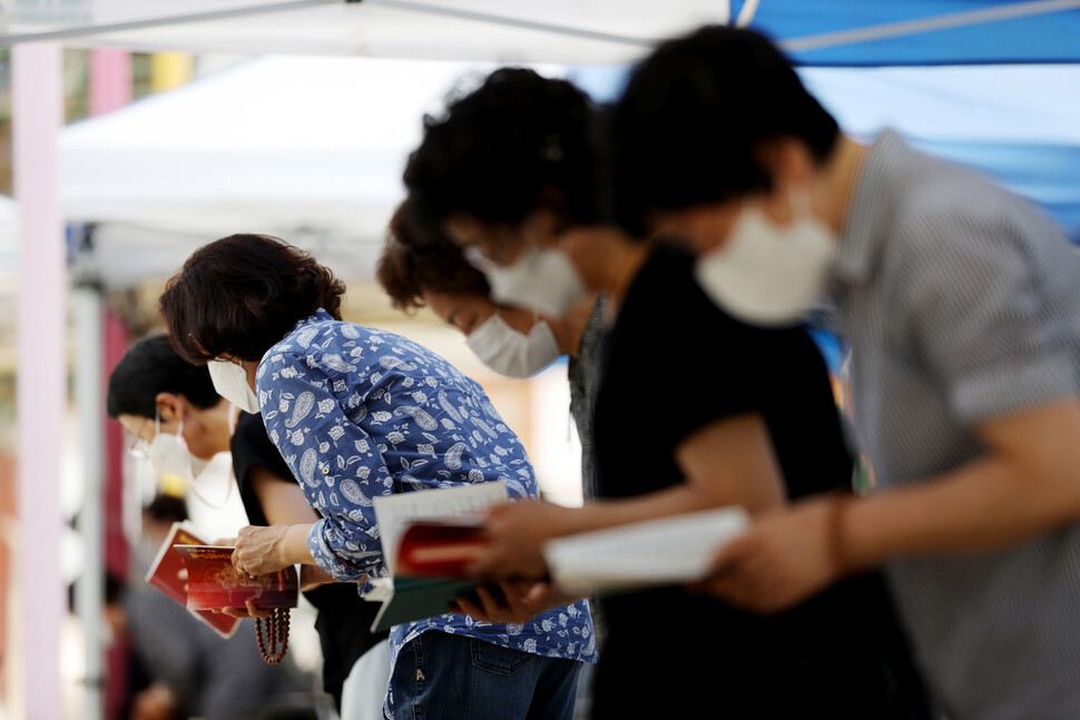 수능 고득점 기원 기도 2022학년도 대학수학능력시험을 100일 앞둔 10일 오전 학업성취기도가 열린 서울 강남구 봉은사에서 학부모와 불자들이 기도하고 있다. 연합뉴스 수능 고득점 기원 기도 2022학년도 대학수학능력시험을 100일 앞둔 10일 오전 학업성취기도가 열린 서울 강남구 봉은사에서 학부모와 불자들이 기도하고 있다. 연합뉴스