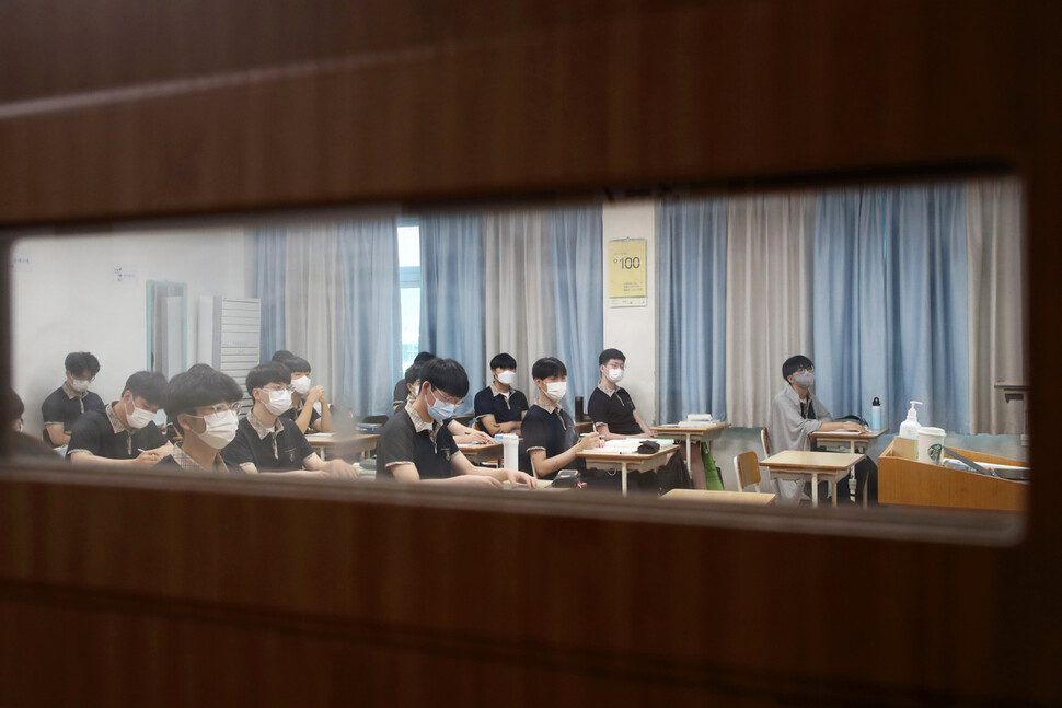 수능 100일 남은 고3 2022학년도 대학수학능력시험을 100일 앞둔 10일 오전 광주 동구 조선대학교부속고등학교 3학년 학생들이 수업하고 있다. 광주/연합뉴스 수능 100일 남은 고3 2022학년도 대학수학능력시험을 100일 앞둔 10일 오전 광주 동구 조선대학교부속고등학교 3학년 학생들이 수업하고 있다. 광주/연합뉴스