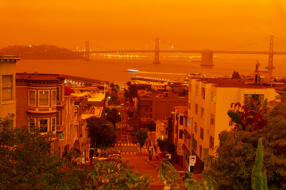 미국 샌프란시스코의 베이브리지 위 하늘이 산불 연기로 붉게 물들어 있다. 게티이미지뱅크 제공