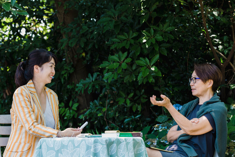 조한혜정 교수(오른쪽)는 망가진 지구에서 멸종의 시간을 직시하며 함께 살 길로 나서자고 제안한다. 긴 인류의 진화 시간 속에 오래도록 자리했던 함께 아이 키우고 서로를 보살피던 그 시간을 다시 구현하자고 요청한다. 지난 6월22일 제주 서귀포시 표선면에 있는 조한혜정 교수가 안희경 작가(왼쪽)와 이야기를 나누고 있다. ♣H6a정미숙 사진작가