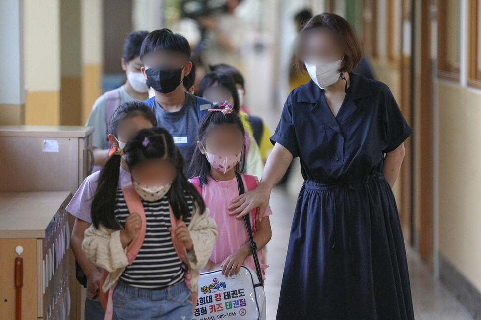 6일 서울 강북구 번동초등학교에서 학생들이 등교하고 있다. 공동취재사진