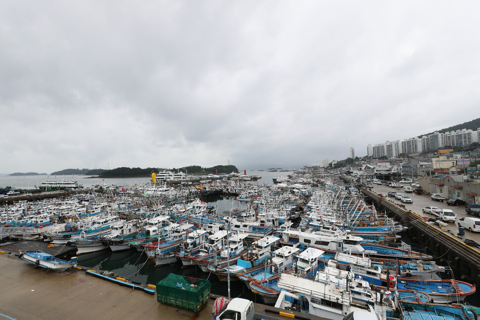 지난달 23일 제12호 태풍 '오마이스'가 북상하는 전남 여수시 국동항에 피항한 어선들 위로 먹구름이 드리웠다. 연합뉴스