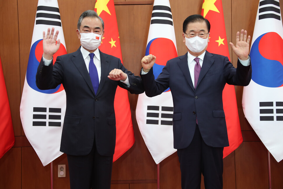 정의용 외교부장관(오른쪽)이 15일 오전 서울 종로구 도렴동 외교부 청사에서 왕이 중국 외교담당 국무위원 겸 외교부장과 만나 회담을 열기에 앞서 사진촬영을 하고 있다. 공동취재사진