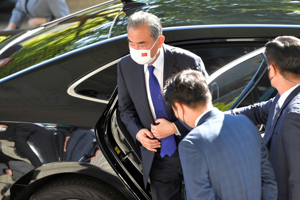 왕이 중국 외교담당 국무위원 겸 외교부장이 15일 오전 정의용 외교부 장관과의 회담이 열리는 외교부 청사에 도착하고 있다. 공동취재사진