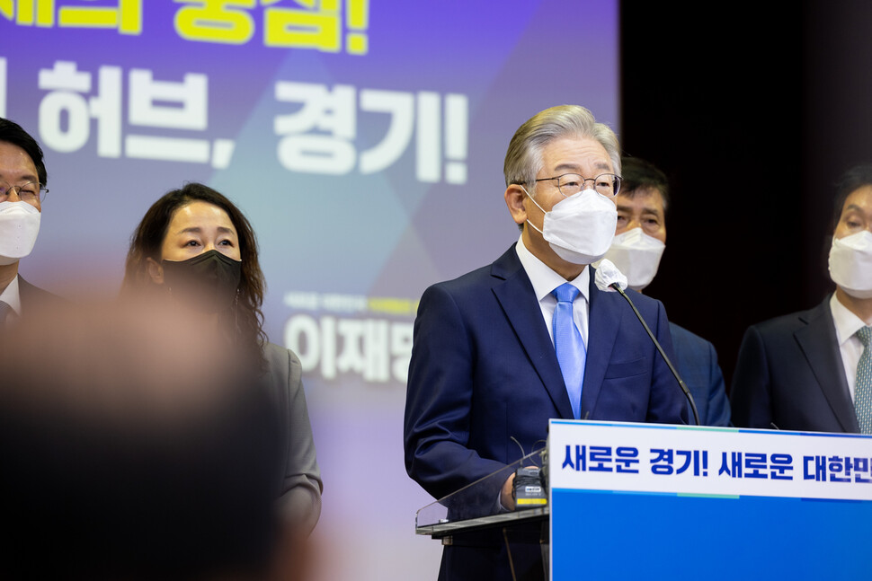 이재명 경기지사가 3일 경기도의회에서 경기도 관련 대선 공약을 발표하고 있다. 이재명 대선 캠프 제공.