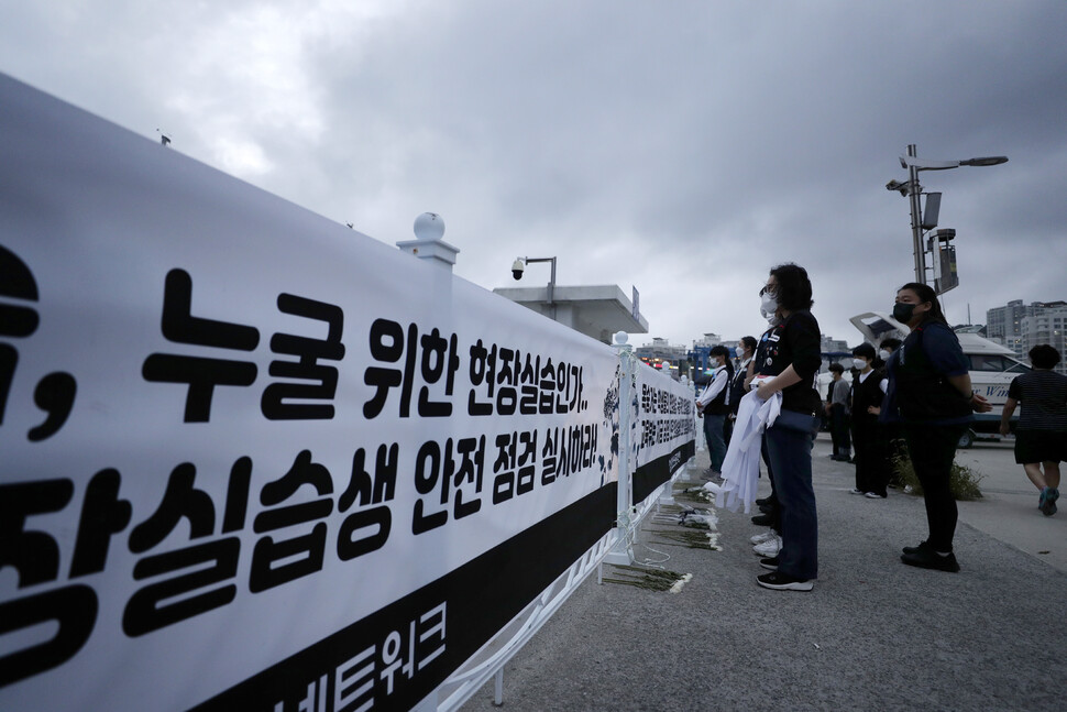 10일 오후 전남 여수시 웅천동 요트선착장에서 현장실습을 하던 중 숨진 한 특성화고 3학년 홍정운(18)군이 잠수작업을 하다 숨진 요트가 영업을 재개하자 홍군의 학교 동료들과 전국특성화고노동조합 회원들이 선장에게 항의를 하고 있다. 여수/김명진 기자