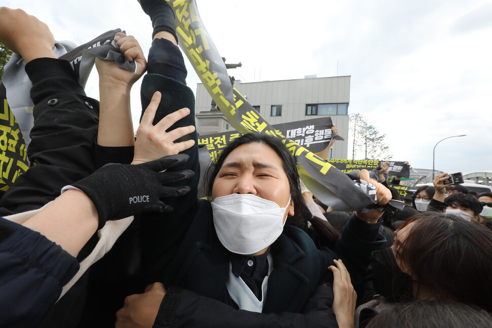 문재인 대통령이 참석한 가운데 열린 `2050탄소중립위원회'제2차 전체회의가 열린 18일 오후, 행사장인 서울 용산구 노들섬 전시관 앞에서 대학생 기후행동회원들이 강화된 감축 목표 마련 등을 요구하며 피켓시위를 하며 행진하려다 경찰의 제지를 받고 있다. 윤운식 선임기자 yws@hani.co.kr