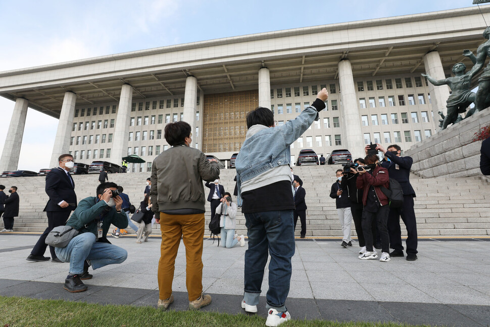 차별금지법제정연대 활동가들이 국회 본청 앞 계단에서 행위극을 하려 했으나 보안상의 이유로 저지되자 구호를 외치고 있다. 김혜윤 기자