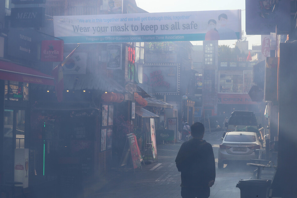 이태원 세계음식거리에서 코로나19 확산 방지를 위한 방역 작업이 이뤄지고 있다. 신소영 기자