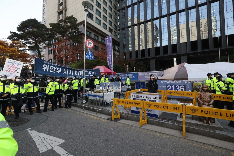 경찰이 3일 낮 서울시 종로구 옛 일본대사관 앞 평화의 소녀상 주변을 안전지대로 설정하고 철제 울타리 등을 설치해 지키고 있다. 윤운식 선임기자