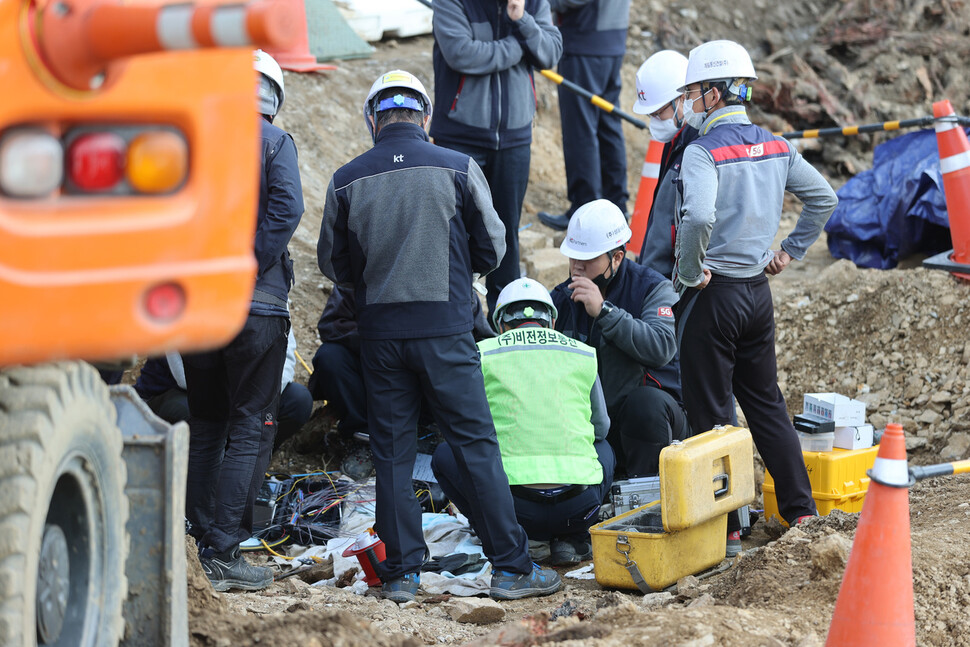 11일 오후 서울 영등포구 월드컵대교 남단 인근 공사장에서 KT 관계자들이 절단된 광케이블 복구 작업을 하고 있다. 서울시의 도로변 수목작업 도중 중장비가 광케이블을 절단했으며 이로 인해 이날 오전 10시 23분께 서울시 구로구와 영등포구 일대에 유·무선 인터넷 서비스 장애가 발생했다. 연합뉴스