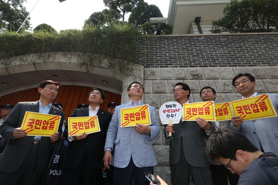 민주당 전두환 전 대통령 불법재산 환수특위 최재성 위원장과 518역사왜곡대책위 강기정 위원장 등 의원들이 2013년 6월 20일 오후 서울 서대문구 연희동 전두환 전 대통령 집 앞에서 '국민압류'라고 적힌 팻말을 든 채 전두환 전 대통령의 재산은닉 행위를 비판하고 있다. 김명진 기자 littleprince@hani.co.kr