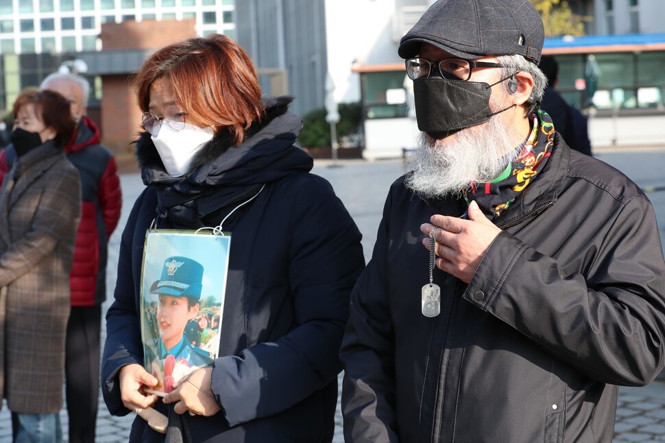 고 이예람 중사의 아버지가 이 중사의 군번줄을 항시 목에 메고 있다며 보여주고 있다. 강창광 선임기자