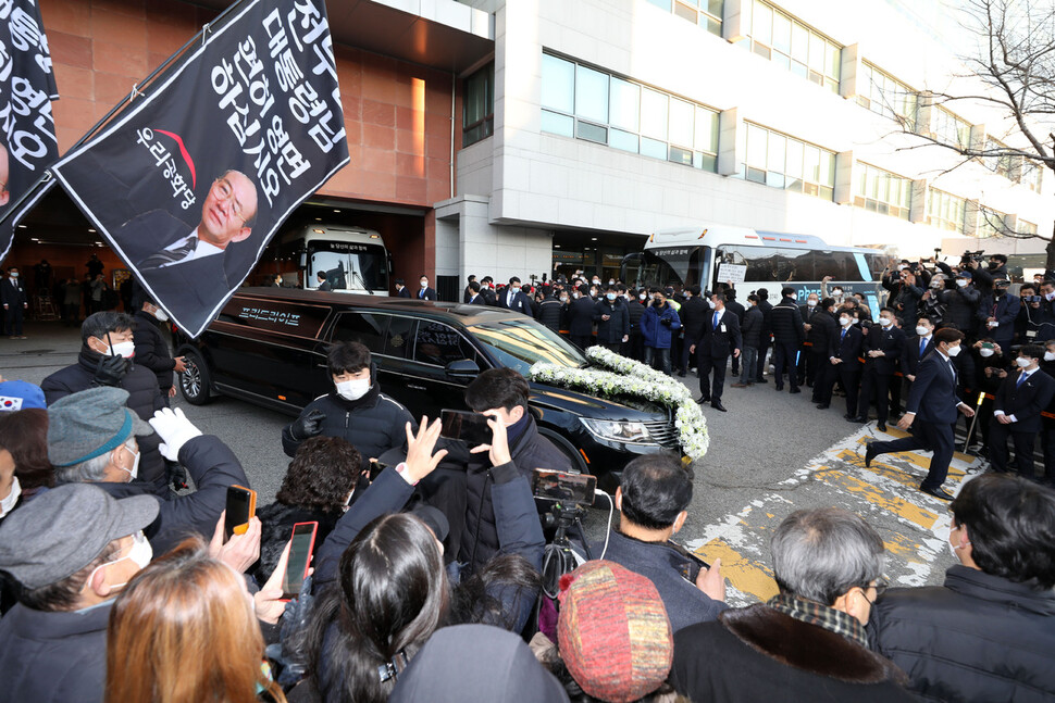 전두환씨의 운구차량이 서울 서대문구 신촌세브란스병원 장례식장을 떠나고 있다. 김혜윤 기자