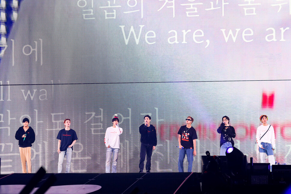 방탄소년단이 27일(현지시각) 저녁 미국 로스앤젤레스(LA) 소파이 스타디움에서 ‘비티에스 퍼미션 투 댄스 온 스테이지-엘에이’ 공연을 펼치고 있다. 빅히트뮤직 제공