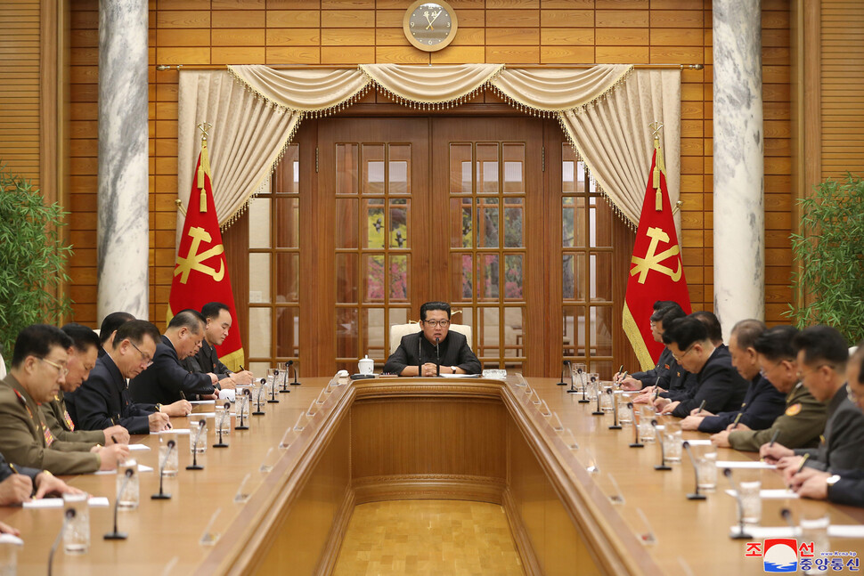 김정은 조선노동당 총비서가 1일 노동당 본부청사에서 열린 노동당 중앙위 8기 5차 정치국회의를 주재하고 있다. 이 회의에서 2022년 사업계획을 토의 결정하기 위한 노동당 중앙위 8기4차 전원회의를 “12월 하순” 소집하기로 결정했다. <조선중앙통신> 연합뉴스 김정은 조선노동당 총비서가 1일 노동당 본부청사에서 열린 노동당 중앙위 8기 5차 정치국회의를 주재하고 있다. 이 회의에서 2022년 사업계획을 토의 결정하기 위한 노동당 중앙위 8기4차 전원회의를 “12월 하순” 소집하기로 결정했다. <조선중앙통신> 연합뉴스
