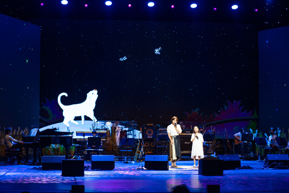 9월22일 경기아트센터 대극장에서 열린 ‘김민기 트리뷰트’에서 가수 알리가 어린이와 함께 ‘백구’를 부르고 있다. 조혁준(에이치케이엔터프로) 제공