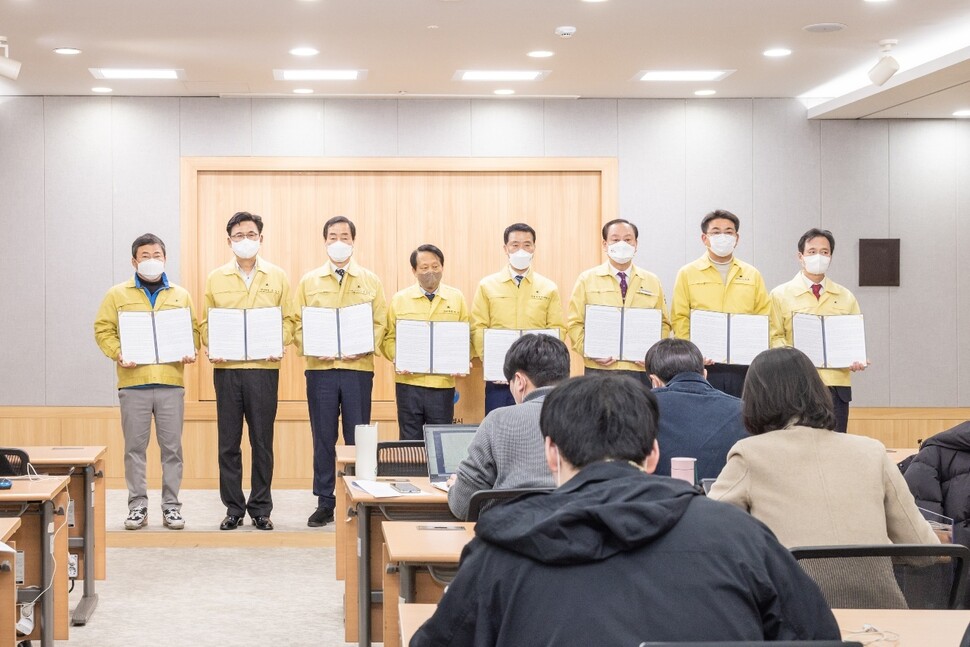 7일 오후 서울시청 브리핑룸에서 서울시 구청장들이 ‘권위주의 행정으로 회귀하는 서울시 비판’이라는 제목의 긴급 ‘입장문’ 발표했다. 서울특별시 구청장협의회 제공