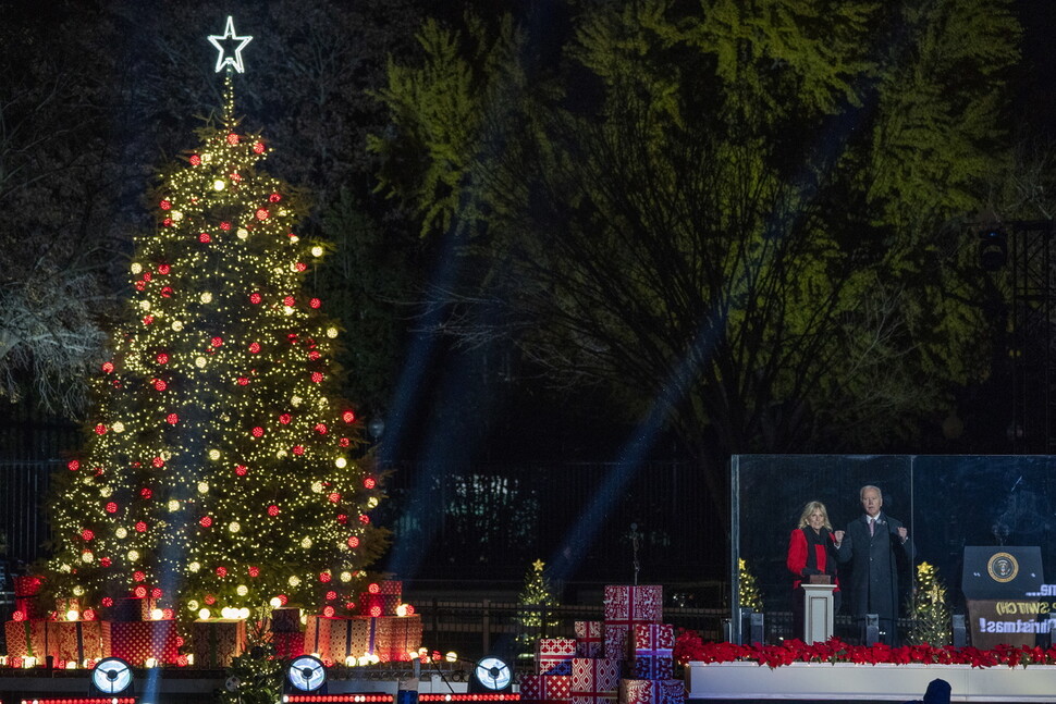 조 바이든 미국 대통령(오른쪽)과 부인 질 여사가 지난 2일(현지시각) 워싱턴 디시(DC) 백악관 남쪽 일립스 공원에서 크리스마스트리에 점등하고 있다. EPA/연합뉴스