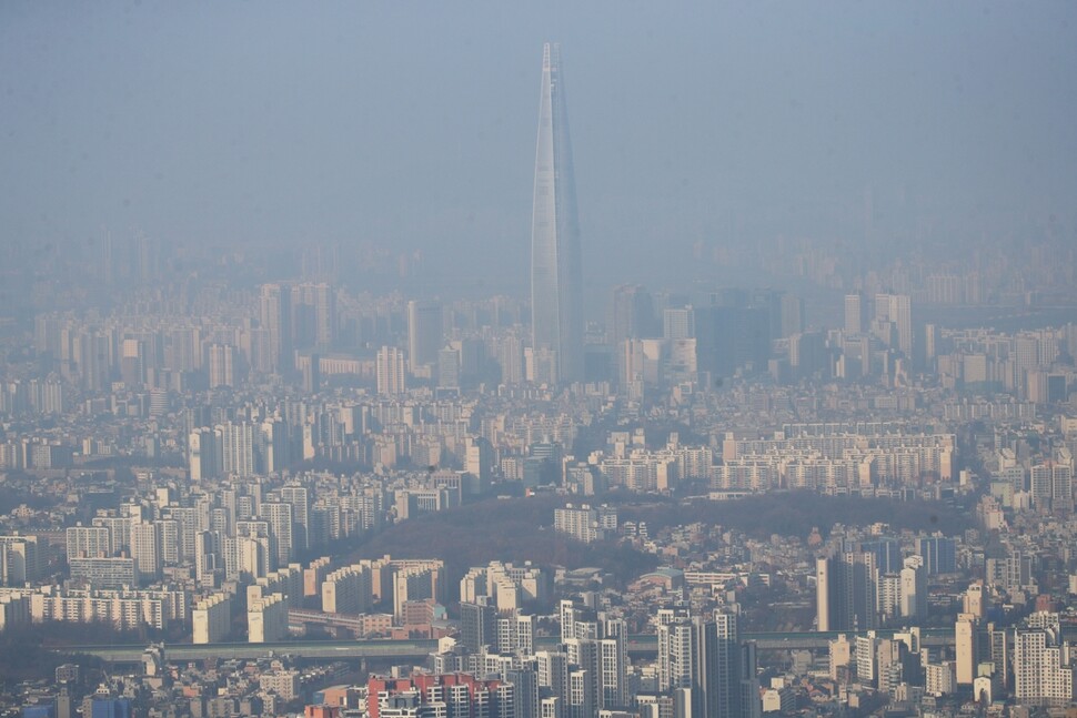 절기상 대설인 7일 오전 경기도 광주시 남한산성에서 바라본 서울 시내가 뿌옇다. 연합뉴스