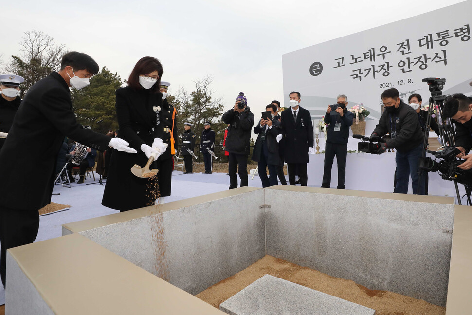 9일 경기도 파주시 동화경모공원에서 열린 고(故) 노태우 전 대통령 국가장 안장식에서 고인의 장녀 노소영 아트센터 나비 관장이 취토하고 있다. 파주/연합뉴스