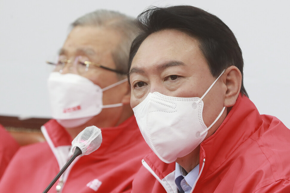 국민의힘 윤석열 대선 후보가 지난 7일 오전 국회에서 열린 중앙선거대책위원회 1차 회의에서 발언하고 있는 가운데, 왼쪽 옆으로 김종인 총괄선대위원장의 모습이 보인다. 국회사진기자단 국민의힘 윤석열 대선 후보가 지난 7일 오전 국회에서 열린 중앙선거대책위원회 1차 회의에서 발언하고 있는 가운데, 왼쪽 옆으로 김종인 총괄선대위원장의 모습이 보인다. 국회사진기자단