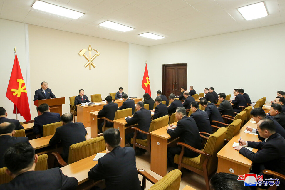 김정은 조선노동당 총비서가 한 “역사적인 결론 ‘2022년도 당과 국가의 사업방향에 대하여’와 강령적인 보고 ‘우리 나라 사회주의 농촌 문제의 올바른 해결을 위한 당면 과업에 대하여’에 제시된 투쟁 방침에 따른 계획 수립을 위하여 (노동당 중앙위 8기4차)전원회의는 2일 회의에서 부문별 분과들을 조직하고 연구 및 협의에 들어간 데 이어 3일 회의에서도 이 사업을 계속하고 있다”고 <노동신문>이 30일 1면에 펼쳐 보도했다.  김영철 노동당 통일전선부장이 연단에서 발언하고 있다. 회의장 앞자리에 리선권 외무상(김영철 바로 옆)과 김성남 노동당 국제부장이 앉아 있다. <조선중앙통신> 연합뉴스