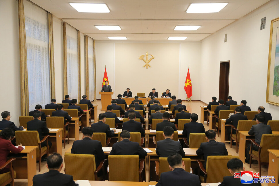 김정은 조선노동당 총비서가 한 “역사적인 결론 ‘2022년도 당과 국가의 사업방향에 대하여’와 강령적인 보고 ‘우리 나라 사회주의 농촌 문제의 올바른 해결을 위한 당면 과업에 대하여’에 제시된 투쟁 방침에 따른 계획 수립을 위하여 (노동당 중앙위 8기4차)전원회의는 2일 회의에서 부문별 분과들을 조직하고 연구 및 협의에 들어간 데 이어 3일 회의에서도 이 사업을 계속하고 있다”고 <노동신문>이 30일 1면에 펼쳐 보도했다.  조용원 노동당 조직 담당 비서가 연단에서 발언하고 있다. <조선중앙통신> 연합뉴스