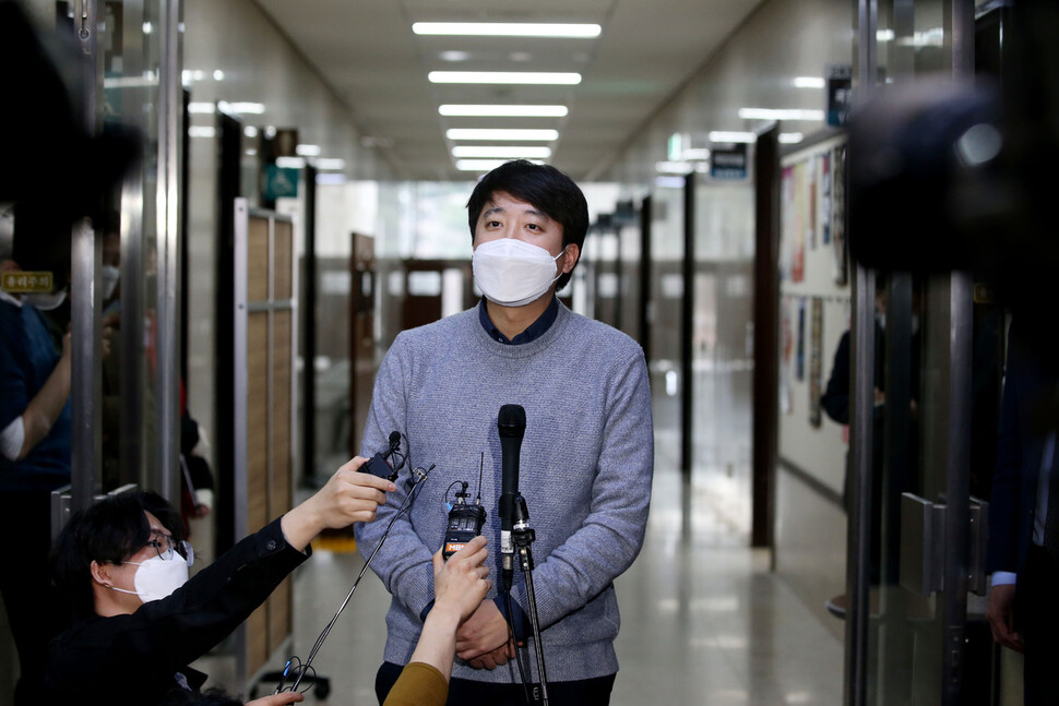 국민의힘 이준석 대표가 5일 오후 서울 여의도 국회 당대표실 앞에서 취재진에게 윤석열 대선 후보의 선대위 쇄신 기자회견에 대한 입장을 밝히고 있다. 공동취재사진