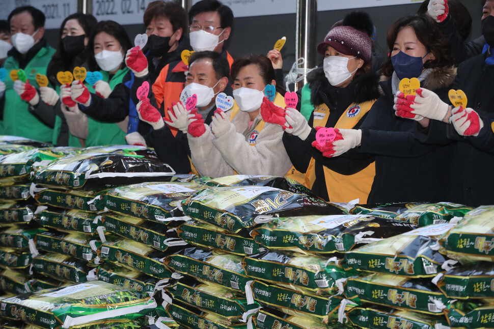 7일 아침 서울 성북구 월곡2동주민센터 앞에서 `얼굴없는 천사'가 보내온 포장쌀 300포대를 내린 뒤 주민센터 직원과 자원봉사 주민 등이 기념사진을 찍고 있다. 김태형 기자