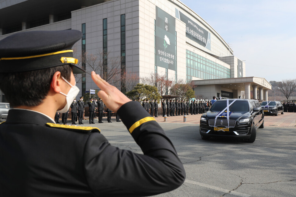 8일 오전 경기도 평택시 이충문화체육센터에서 엄수된 평택 신축 공사장 화재 순직 소방공무원 합동 영결식에서 운구차량이 장지로 향하고 있다. 경기사진공동취재단