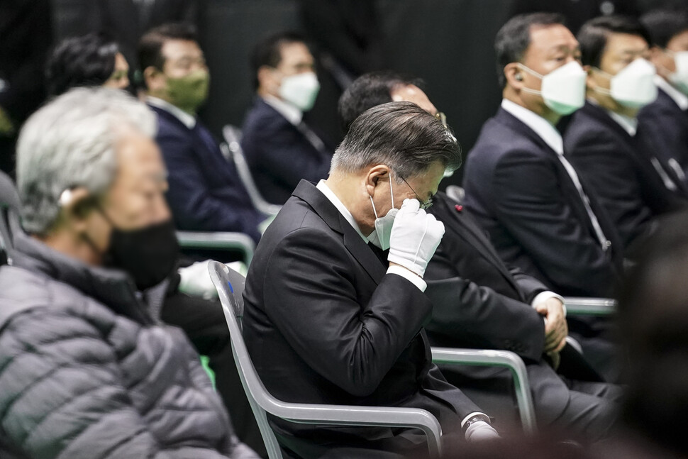 문재인 대통령이 고인의 동료 소방관의 조사를 듣던 중 눈물을 닦고 있다. 청와대 제공