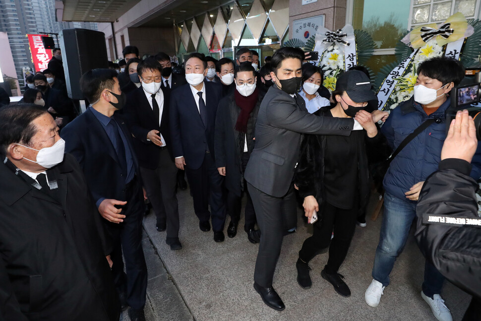 국민의힘 윤석열 대선 후보가 10일 오후 광주 동구 조선대학교병원 장례식장에서 배은심 여사 빈소 조문을 마치고 돌아가던 중 한 시민의 항의를 받고 있다. 광주/공동취재사진