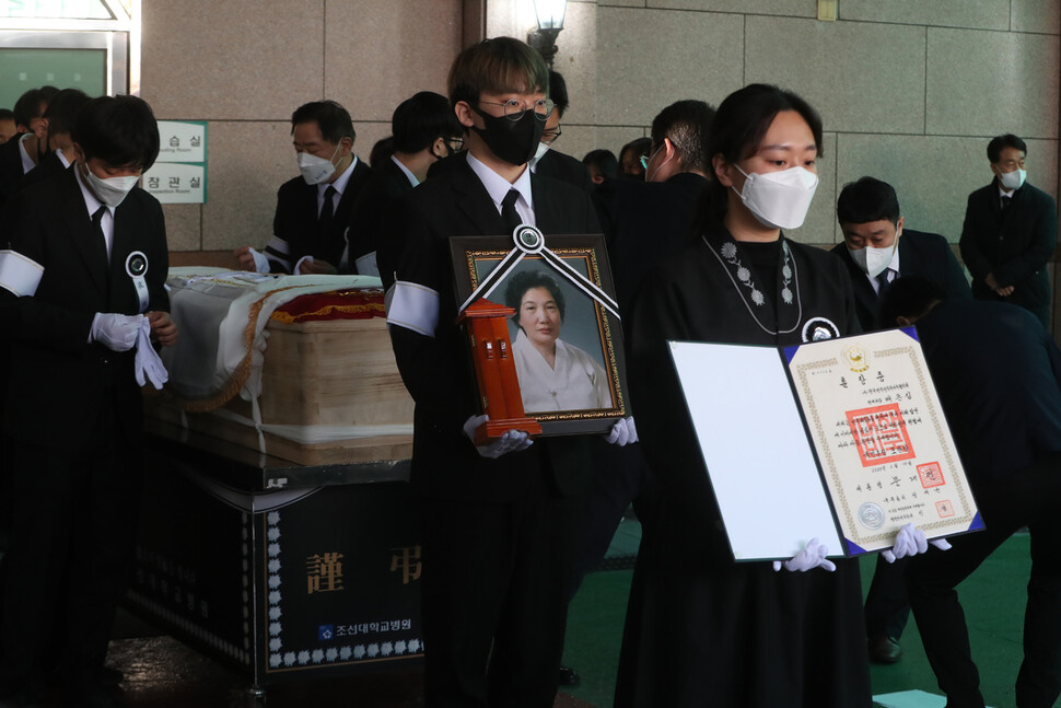 11일 오전 광주 동구 학동 조선대병원 장례식장에서 이한열 열사의 어머니 배은심 여사의 발인이 진행되고 있다. 광주/김태형 기자