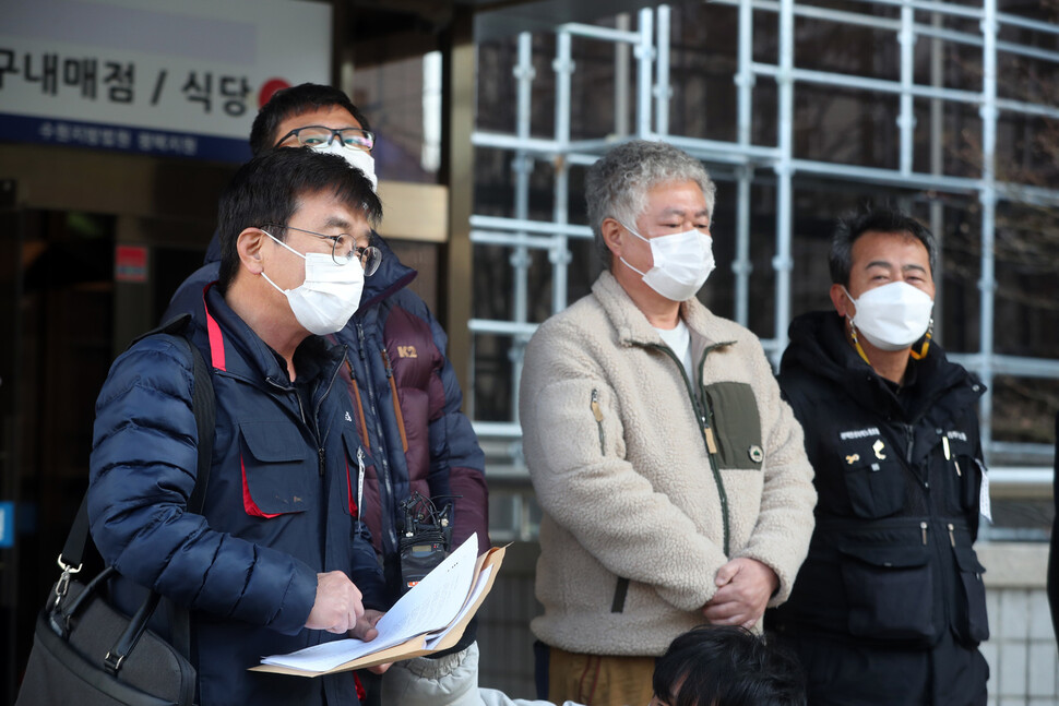 13일 오후 경기도 평택시 동삭동 수원지방법원 평택지원에서 열린 평택항 이선호씨 산재 사고 판결이 끝난 뒤 이씨의 아버지 이재훈(오른쪽 둘째)씨 등이 판결에 대해 생각을 밝히고 있다. 평택/김태형 기자