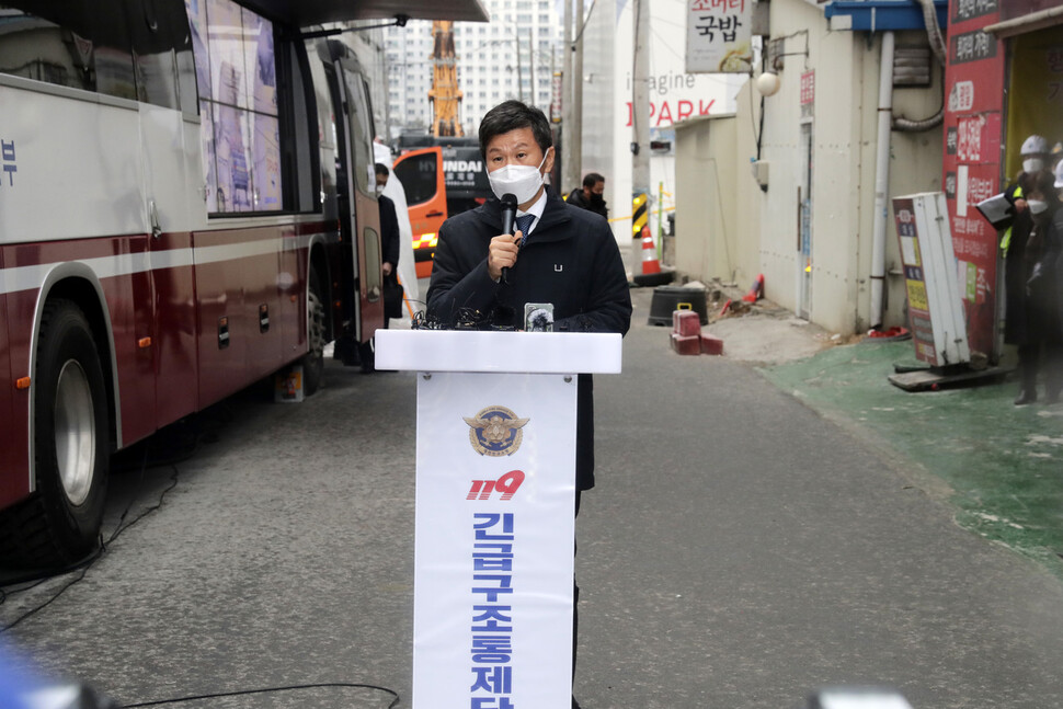 정몽규 에이치디시(HDC)현대산업개발 회장이 17일 오후 광주 서구 화정아이파크 아파트 붕괴사고 현장을 방문해 실종자 가족들과 면담을 마친 뒤 입장을 밝히고 있다. 광주/김명진 기자