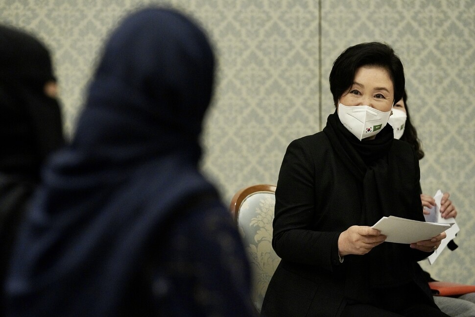 김정숙 여사가 18일(현지시각) 사우디아라비아 리야드 프린세스 누라 대학에서 한국어 학습모임 ‘가람' 회원들과 간담회를 하고 있다. 리야드/윤운식 선임기자