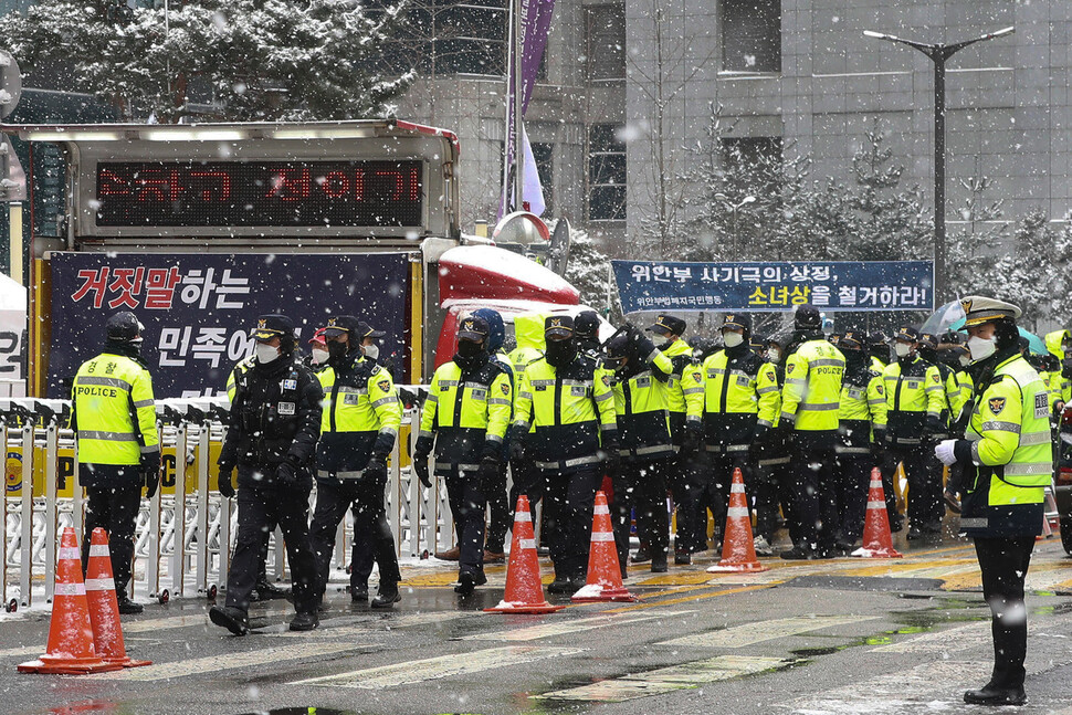 19일 낮 서울 종로구 옛 일본대사관 앞에서 열린 일본군성노예제 문제해결을 위한 1527차 정기 수요시위 주변 보수단체 집회 근처로 질서유지선과 경찰 병력이 배치돼 있다. 신소영 기자